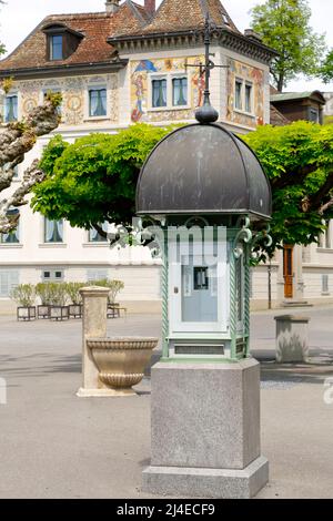 Rapperswil, Schweiz - 10. Mai 2016: Die Säule, die die geografischen und Wetterdaten anzeigt, befindet sich auf einem Gehweg neben dem kleinen Brunnen Stockfoto