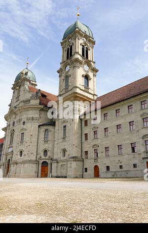 Einsiedeln, Schweiz - 09. Mai 2016: Die Fassade der Benediktinerabtei, die der Muttergottes der Eremiten gewidmet ist, ist Teil des Klosters Stockfoto