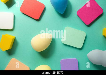 Draufsicht auf verschiedene Kosmetikschwämme, alle Arten und Formen.gut als kosmetischer Hintergrund. Stockfoto