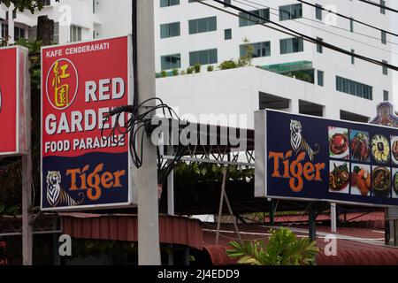 GEORGE STADT, MALASIA – 31. JANUAR 2020 Tiger Werbetafeln mit Wohnhäusern im Hintergrund Stockfoto