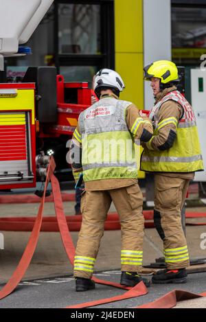 Essex County Fire & Rescue Service führt eine groß angelegte Trainingsübung in der verkleidet abgedeckten Studentenunterkunft der University of Essex durch Stockfoto