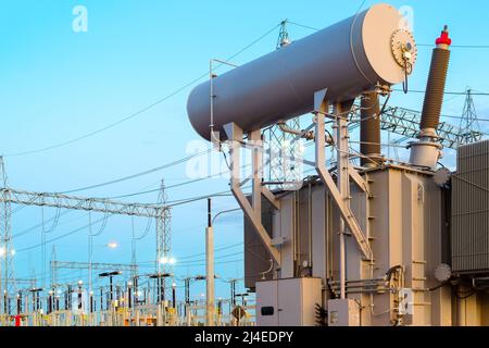 Leistungstransformator in Hochspannungsunterstation für den Außenbereich Stockfoto