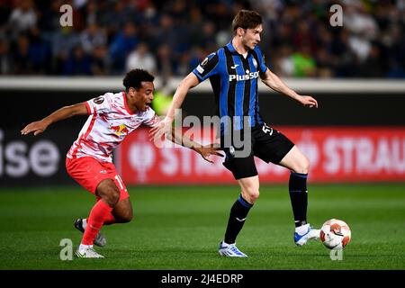 Bergamo, Italien. 14. April 2022. Aleksei Mirantschuk von Atalanta BC kämpft mit Tyler Adams von RB Leipzig während des UEFA Europa League Viertelfinales der zweiten Etappe des Fußballspiels zwischen Atalanta BC und RB Leipzig um den Ball. Kredit: Nicolò Campo/Alamy Live Nachrichten Stockfoto