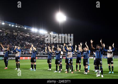 Bergamo, Italien. 14. April 2022. Die Spieler von Atalanta BC Gestik am Ende des UEFA Europa League Viertelfinales Fußballspiel der zweiten Etappe zwischen Atalanta BC und RB Leipzig. Kredit: Nicolò Campo/Alamy Live Nachrichten Stockfoto