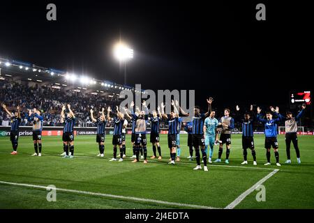 Bergamo, Italien. 14. April 2022. Die Spieler von Atalanta BC Gestik am Ende des UEFA Europa League Viertelfinales Fußballspiel der zweiten Etappe zwischen Atalanta BC und RB Leipzig. Kredit: Nicolò Campo/Alamy Live Nachrichten Stockfoto