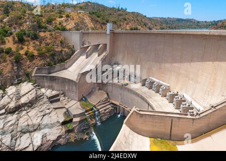 Der Rapel-Staudamm über dem Fluss Rapel, einem Wasserkraftwerk in der VI Region Chiles. Stockfoto