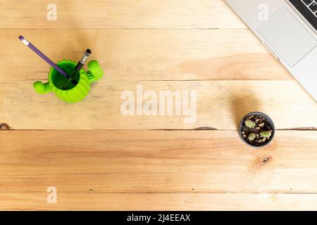 Blick auf einen Holzschreibtisch mit Bürobedarf Stockfoto