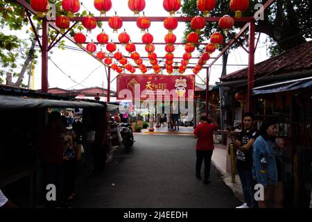 GEORGE TOWN, MALASIA – 31. JANUAR; 2020 Straße mit Geschäften und roten Laternen darüber Stockfoto