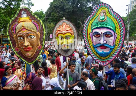 Dhaka, Bangladesch. 14. April 2022. Menschen aus Bangladesch nehmen an einer Kundgebung „Mangal Shobhajatra“ zur Feier des bengalischen Neujahrs oder „Pohela Boishakh“, dem ersten Tag des bengalischen Neujahrs, in Dhaka Teil. In farbenfroher Kleidung tragen sie Masken und verschiedene Tiere schweben auf einer Straße, um das kulturelle Erbe Bangladeschs während der Feier zu manifestieren. (Bild: © Joy Saha/ZUMA Press Wire) Stockfoto