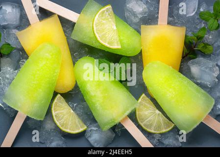 Hausgemachte Popsicles mit Limettensaft, Minze und Orangeneis Stockfoto