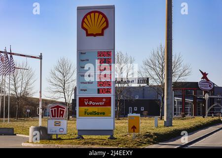 Extrem hohe und teure Kraftstoffpreise durch Krieg an einer Tankstelle in Himmelkron am 08.. März, Bayern, Deutschland Stockfoto