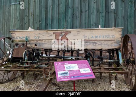 York.Yorkshire.Vereinigtes Königreich.Februar 16. 2022.eine antike Sämaschine ist im Yorkshire Museum of Farming ausgestellt Stockfoto