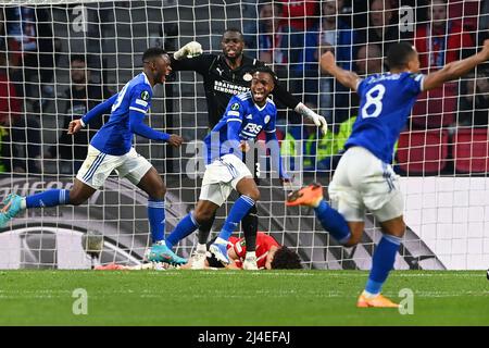 EINDHOVEN - Torwart Yvon Mvogo, Andre Ramalho nach dem 1-2 für Leicester FC während des Conference League Viertelfinalmatches zwischen PSV und Leicester City FC im Phillips Stadion am 14. April 2022 in Eindhoven, Niederlande. ANP OLAF KRAAK Stockfoto