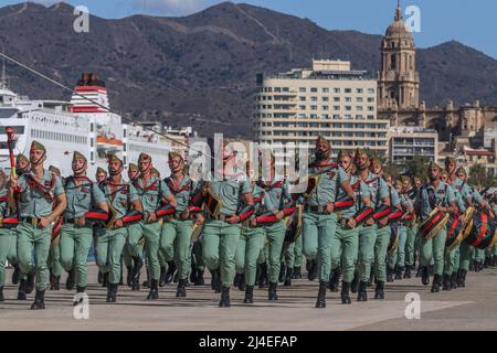 Malaga, Spanien. 14. April 2022: Malaga, Spanien: Legionäre haben den Christus von Mena während ihrer Verlegung am Gründonnerstag von Malaga 2022 auferweckt. Die Legion hat heute ein weiteres Jahr mit Tradition erfüllt und ist im Hafen von Malaga an Bord gegangen, um heute Nachmittag die Besitzer der Bruderschaft von Mena, des Christus des Guten Todes und der Seelen und unserer Lieben Frau von der Einsamkeit bei der Prozessionsparade zu begleiten. Kredit: ZUMA Press, Inc./Alamy Live Nachrichten Stockfoto