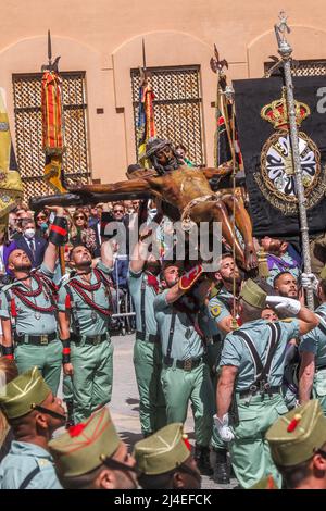 Malaga, Spanien. 14. April 2022: Malaga, Spanien: Legionäre haben den Christus von Mena während ihrer Verlegung am Gründonnerstag von Malaga 2022 auferweckt. Die Legion hat heute ein weiteres Jahr mit Tradition erfüllt und ist im Hafen von Malaga an Bord gegangen, um heute Nachmittag die Besitzer der Bruderschaft von Mena, des Christus des Guten Todes und der Seelen und unserer Lieben Frau von der Einsamkeit bei der Prozessionsparade zu begleiten. Kredit: ZUMA Press, Inc./Alamy Live Nachrichten Stockfoto