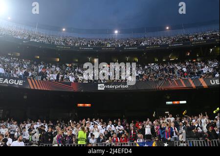 Camp Nou. 14. April 2022. Barcelona; Spanien; UEFA Europa League; Viertelfinale; FC Barcelona gegen Eintracht Frankfurt; frankfurter Fans unterstützen das Team im Camp nou-Stadion vor dem Start des Spiels Credit: Action Plus Sports/Alamy Live News Stockfoto