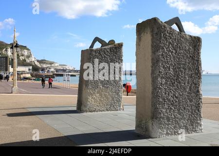 Skulptur „auf dem Kamm einer Welle“ von Ray Smith (1995), einem Denkmal für Cross-Channel-Schwimmer, an der Strandpromenade in Dover, SE Kent, Großbritannien Stockfoto