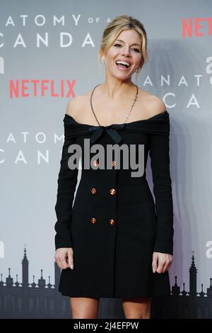 London, Großbritannien. 14. April 2022. Sienna Miller nimmt an der Weltpremiere von Anatomy of a Scandal am Donnerstag, den 14. April 2022 im Curzon Mayfair Teil.Quelle: Julie Edwards/Alamy Live News Stockfoto