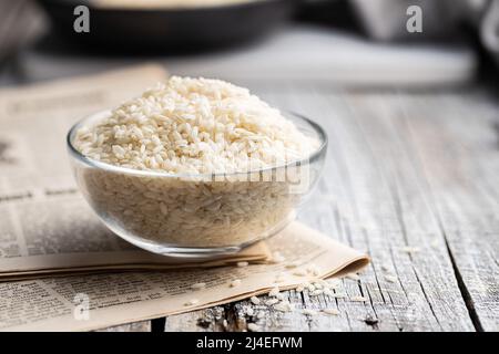 Ungekochte Carnaroli-Risotto-Reis in einer Glasschüssel. Stockfoto