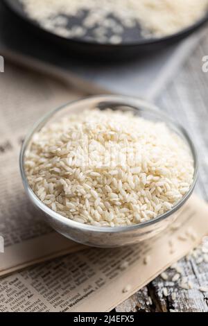 Ungekochte Carnaroli-Risotto-Reis in einer Glasschüssel. Stockfoto