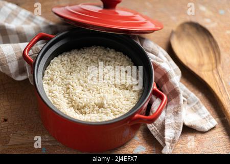 Ungekochte Carnaroli Risotto Reis in einem Topf. Stockfoto