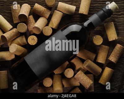 Luxuriöse Komposition. Es gibt eine Flasche Rotwein auf Weinkorken. Weinprobe, Weinberg, Weinkeller, Weinsammlung, Feier, Datum, Jubiläum Stockfoto