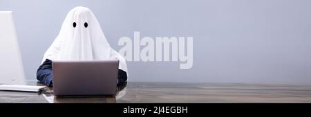 Ghostwriter schreiben Artikel auf Laptop im Büro Stockfoto