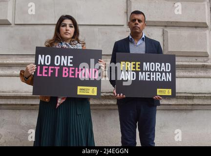 London, Großbritannien. 13.. April 2022. Roxanne Tahbaz und Sacha Deshmukh, CEO von Amnesty UK. Roxanne veranstaltete einen Protest mit Amnesty International vor dem Auswärtigen Amt, dem Commonwealth- und Entwicklungsbüro in Westminster und forderte die britische Regierung auf, ihre Bemühungen zu verstärken, ihren Vater, Morad Tahbaz, nach Hause zu holen. Morad, ein Naturschützer und US- und britischer Staatsbürger mit iranischem Familienhintergrund, ist seit mehr als vier Jahren willkürlich im Iran inhaftiert. Stockfoto