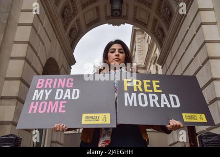London, Großbritannien. 13.. April 2022. Roxanne Tahbaz veranstaltete einen Protest mit Amnesty International vor dem Außen-, Commonwealth- und Entwicklungsbüro in Westminster und forderte die britische Regierung auf, ihre Bemühungen zu verstärken, ihren Vater Morad Tahbaz nach Hause zu holen. Morad, ein Naturschützer und US- und britischer Staatsbürger mit iranischem Familienhintergrund, ist seit mehr als vier Jahren willkürlich im Iran inhaftiert. Stockfoto
