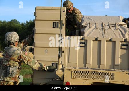 Gegen-Mörserradar - Soldaten der Nationalgarde der New Yorker Armee und das Kampfteam der 27. Infanterie-Brigade haben am 31. Juli 2019 in Fort Drum, New York, ein LEICHTES Gegen-Mörserradar (LCMR) DER AN/TPQ-50 eingerichtet. Der Radarabschnitt für das Kampfteam der Infanterie-Brigade 27. nahm einen Kurs auf dem neuen Radarsystem ein, das über eine Woche lang vor den Tests auf dem Feld war. (Foto der US-Armee-Nationalgarde von Sgt. Andrew Winchell )Gegenrakete, Artillerie und Mörtel, abgekürzt C-RAM oder Counter-RAM, ist ein Satz von Systemen, die verwendet werden, um eintreffende Raketen, Artillerie und Mörserrunden in der Luft zu erkennen und/oder zu zerstören. Stockfoto