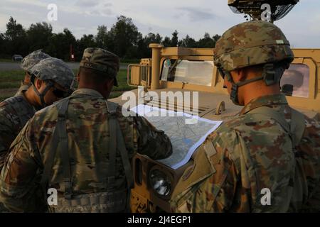 Gegen-Mörserradar - Soldaten der Nationalgarde der New Yorker Armee diskutieren mit dem Kampfteam der 27. Infanterie-Brigade während des Trainings auf dem AN/TPQ-50 Leichtgewicht-Gegen-Mörserradar (LCMR) am 31. Juli 2019 in Fort Drum, New York, über eine Mission. Der Radarabschnitt des Kampfteams der Infanterie-Brigade 27. nahm einen Kurs auf dem neuen Radarsystem ein, der über eine Woche lang vor den Tests auf dem Feld lag. (Foto der US Army National Guard von Sgt. Andrew Winchell ) Gegenrakete, Artillerie und Mörtel, abgekürzt C-RAM oder Counter-RAM, ist eine Reihe von Systemen, die verwendet werden, um eingehende Mörserrunden zu erkennen und/oder zu zerstören. Stockfoto