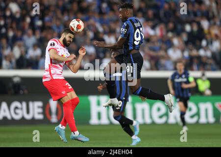 Bergamo, Italien, 14.. April 2022. Josko Gvardiol von RB Leipzig steht vor Duvan Zapata von Atalanta während des Spiels der UEFA Europa League im Gewiss Stadium in Bergamo. Bildnachweis sollte lauten: Jonathan Moscrop / Sportimage Kredit: Sportimage/Alamy Live News Stockfoto