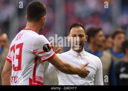 Bergamo, Italien, 14.. April 2022. Domenico Tedesco Cheftrainer von RB Leipzig schüttelt sich die Hände mit Andre Silva von RB Leipzig, als sie während des Spiels der UEFA Europa League im Gewiss-Stadion in Bergamo die Umkleidekabine für die Halbzeit betreten. Bildnachweis sollte lauten: Jonathan Moscrop / Sportimage Kredit: Sportimage/Alamy Live News Stockfoto