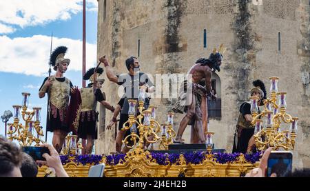Sevilla, Spanien; 14. April 2022: Bruderschaft der 'Las Cigarreras' in einer Prozession während der Karwoche. Stockfoto