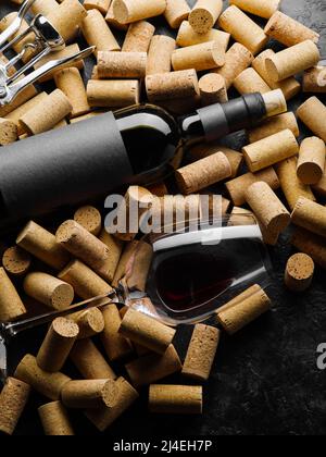 Vintage-Urlaubskomposition. Auf den Weinkorken liegt eine Flasche Rotwein und ein Weinglas mit Wein. Bar, Restaurant, Hotel, Verkostung, Weinkeller, Weingut, Stockfoto