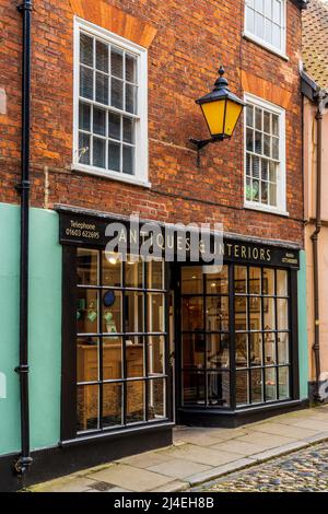 Norwich Elm Hill - Antiquitätengeschäft auf dem historischen Elm Hill im Zentrum von Norwich. Stockfoto