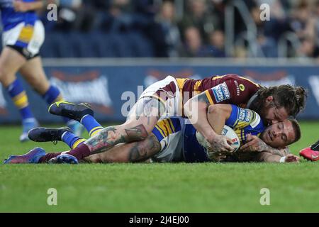 Jack Walker (1) von Leeds Rhinos wird von Chris McQueen (12) von Huddersfield Giants angegangen Stockfoto