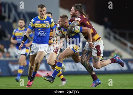 Jack Walker (1) von Leeds Rhinos wird von Chris McQueen (12) von Huddersfield Giants angegangen Stockfoto