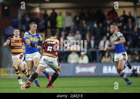 Leeds, Großbritannien. 14. April 2022. Ash Handley (5) von Leeds Rhinos legt den Ball an Jack Walker (1) von Leeds Rhinos in Leeds, Vereinigtes Königreich am 4/14/2022. (Foto von James Heaton/News Images/Sipa USA) Quelle: SIPA USA/Alamy Live News Stockfoto