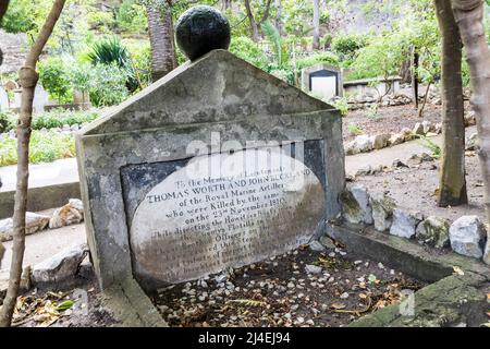 Gedenkstein für Thomas Worth und John Buckland der Royal Marine Artillery, die durch den gleichen Schuss im Jahr 1810 auf dem Trafalgar Friedhof in Gibraltar getötet wurde Stockfoto