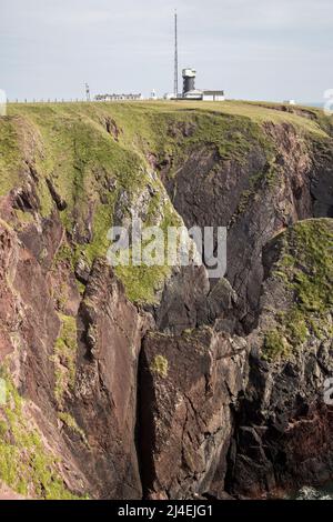 Klippen am Leuchtturm von St. Ann's Head, Dale, Pembrokeshire, Wales, Großbritannien Stockfoto