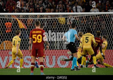 Roma, Italien. 14. April 2022. Tammy Abraham von AS Roma erzielt das Tor von 1-0 während des Conference League Quarter final 2. Leg Football matches zwischen AS Roma und Bodo Glimt im Olimpico Stadion in Rom (Italien), 14.. April 2022. Foto Antonietta Baldassarre/Insidefoto Kredit: Insidefoto srl/Alamy Live News Stockfoto