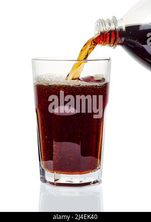 Cola-Getränk auf weißem Hintergrund ins Glas gießen Stockfoto