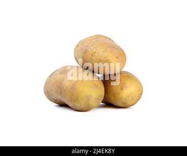 Ein Haufen ungeschälter roher Kartoffeln auf weißem Hintergrund. Speicherplatz kopieren. Stockfoto