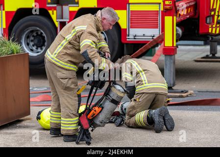 Essex County Fire & Rescue Service führt eine Trainingsübung an der Studentenunterkunft der University of Essex in Southend durch. Feuerwehrleute vorbereiten Stockfoto