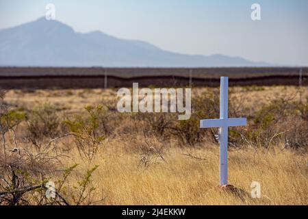 Douglas, Arizona - Ein einfaches weißes Kreuz steht nördlich des US-mexikanischen Grenzzauns. Die Überreste von fast 4.000 Migranten wurden in sout gefunden Stockfoto