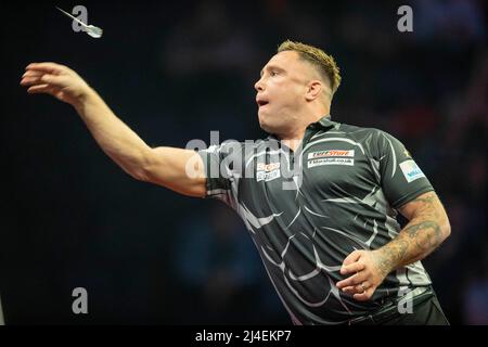 AO Arena, Manchester, Großbritannien. 14. April 2022. PDC Darts Turnier, Manchester; Gerwyn Price wirft seinen Dart Kredit: Action Plus Sports/Alamy Live News Stockfoto