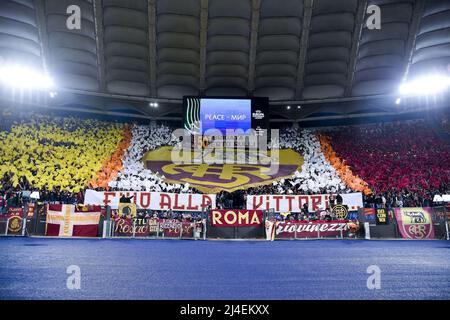 Rom, Italien. 14. April 2022. Fans von AS Roma beim UEFA Conference League-Spiel zwischen Roma und Roma im Stadio Olimpico, Rom, Italien am 14. April 2022. Kredit: Giuseppe Maffia/Alamy Live Nachrichten Stockfoto