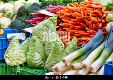 Gemüse wie Spitzkohl und Karotten am Verkaufsstand Stockfoto