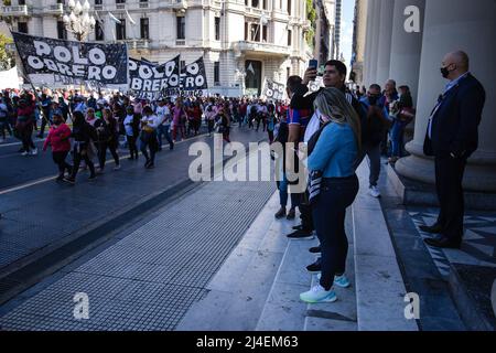 Buenos Aires, Argentinien. 13. April 2022. Eine Gruppe von Touristen in der Kathedrale von Buenos Aires fotografieren die Kolonnen von Demonstranten, die auf den Maiplatz zusteuern. Linke Organisationen, aus denen die Piquetera-Einheit besteht, führten erneut eine Mobilisierung auf dem Maiplatz durch, da der Minister für soziale Entwicklung, John Zabaleta, auf ihre sozialen Forderungen nicht reagiert hatte. Kredit: SOPA Images Limited/Alamy Live Nachrichten Stockfoto